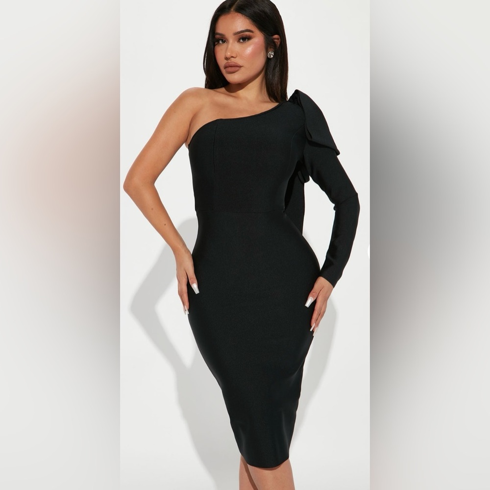 Bandage midi dress with beautiful bow detail on the shoulder.